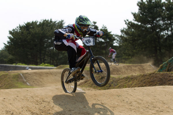 　JBMXシリーズ第2戦は5月26日に茨城県ひたちなか市の国営ひたち海浜公園で開催され、エリートクラスは開幕戦の覇者、草間亮介（ハロー）が優勝した。