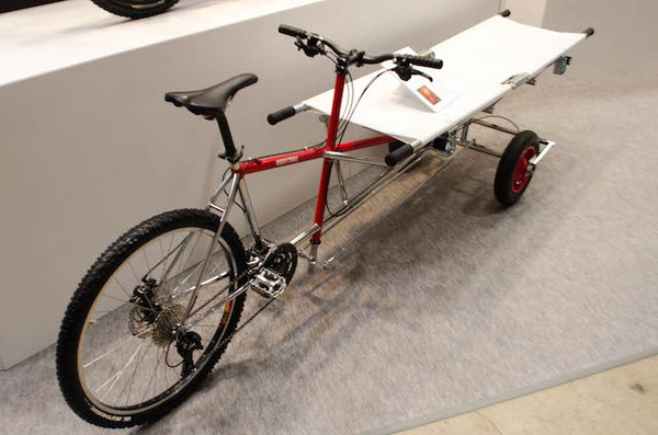 東京サイクルデザイン専門学校生徒による担架付き自転車「RAGGED CRADLE」（サイクルモード14）