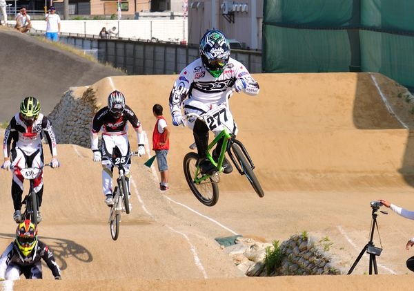 　2013JBMXFシリーズ第3戦が6月16日に大阪府岸和田市のサイクルピア岸和田で開催され、エリートクラスは岸和田をホームコースとする吉村樹希敢（トーヨー・クレジットレーシング）が優勝した。2012年はシリーズチャンピオンを獲得した吉村だが、2013シー
ズンは初勝利。