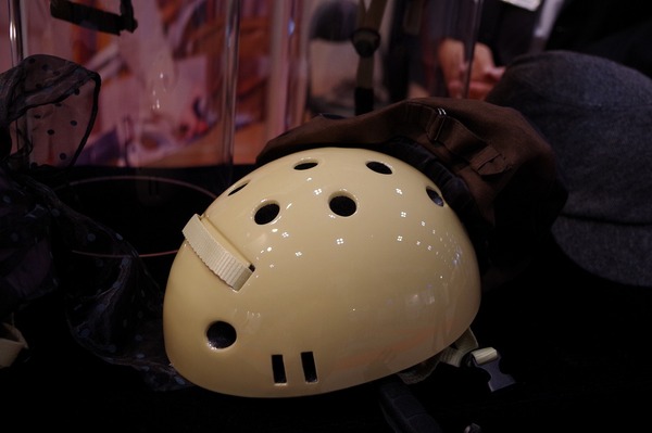インナーヘルメットは共通なので、着せ替え可能。脱着も簡単