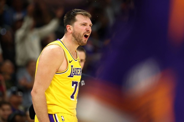 【NBA】レイカーズHC、ドンチッチと一触即発の“口論”も……「よくあること、ルカとは良い関係にある」と確執を否定