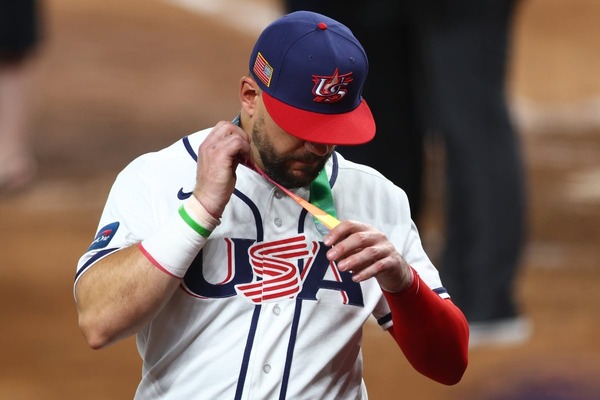 【WBC2026】本塁打王シュワーバー、アメリカ無念の決勝敗退で“銀メダル”授与直後に外す　同点アーチのハーパーは相手ナインと握手