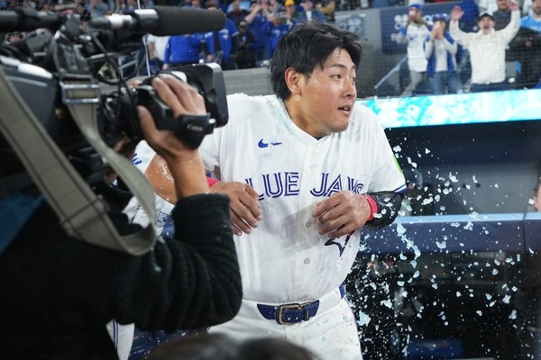 【MLB】マルチ安打の岡本和真、ゲレーロJr.から「水ザバー！」でメジャーの洗礼　“サヨナラ機演出”で開幕戦勝利に貢献