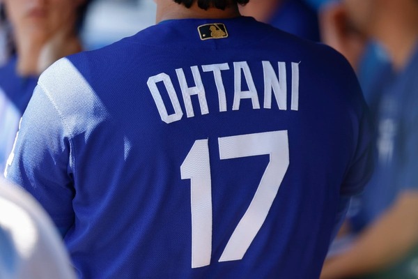【MLB】球団史上初、ドジャースが今季のロード用ユニに“鮮やか”ドジャーブルーを採用　レプリカ大人気で早くも「ほぼ売り切れ」