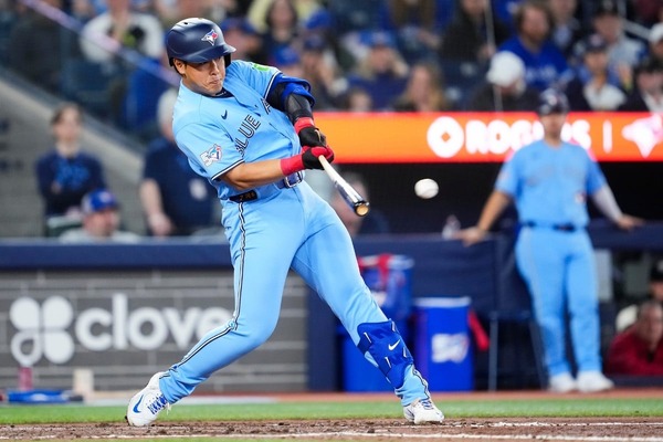 【MLB】岡本和真は「スター級のポテンシャル」6試合連続安打＆好守備に公式サイトが高評価　剛腕シャーザーも感銘「最高の助け」