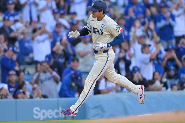 【MLB】「オオタニがデコイのポーズを披露」大谷翔平、4号直後のロハスとの祝福に公式注目　先頭打者弾で反撃の口火