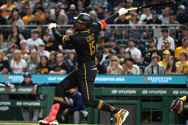 【MLB】とんでもない超確率、メジャー屈指の“怪力男”クルーズの188キロ弾が「右翼ポールの頂点に着弾」　実況席も驚愕の一発