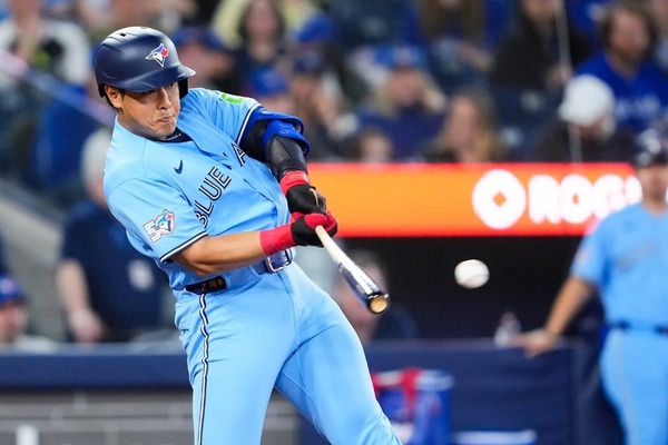 【MLB】決勝タイムリーの岡本和真を主砲ゲレーロJr.が称賛「彼はグレートで面白い」　公式サイトも「今や中軸で大きな存在感」と伝える