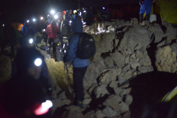 ティンコフ・サクソのキリマンジャロ・登山合宿、山頂へ向けて夜も進む