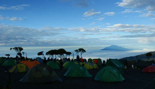 ティンコフ・サクソのキリマンジャロ登山合宿、雲海の上でキャンプ