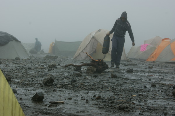 ティンコフ・サクソのキリマンジャロ登山合宿、激しい雨がテントに打ちつける