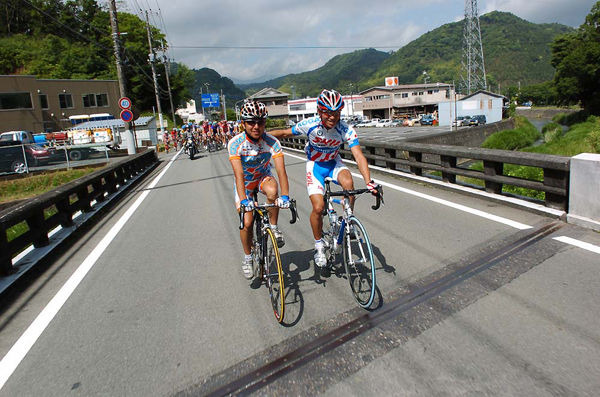 　ツアー・オブ・ジャパンは5月26日、静岡県伊豆市の修善寺駅をスタートし、日本サイクルスポーツセンターの周回コースに至る修善寺ステージが行われ、ケニアのクリス・フルーム（22＝コニカミノルタ）が残り23km地点から独走して初優勝した。前日首位に立ったイタリア