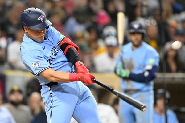 【MLB】「唯一無二の輝きを放つ存在」岡本和真の奮闘を地元記者が絶賛……チーム唯一の2桁アーチに「彼がいなかったら今季は完全に終わっていた」