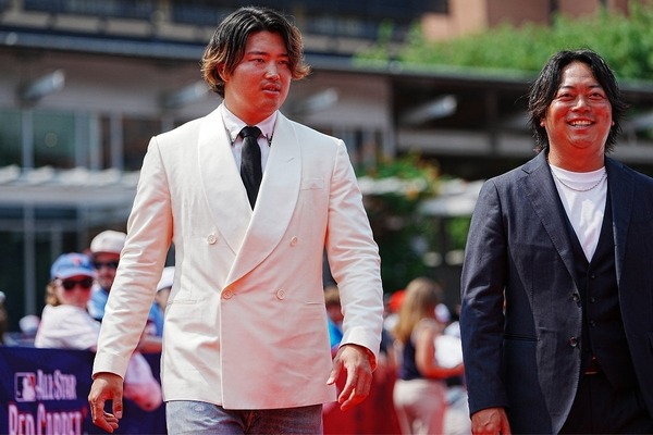【MLB】村上宗隆、Wソックスの“格下扱い”は「うるせえと思ってます」　白ジャケットとデニムでレッドカーペットショーに登場