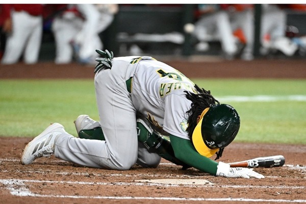【MLB】アスレチックス23歳新人、自打球直撃で「睾丸破裂」　メジャー初アーチ直後の打席でまさかの“悪夢”