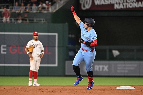【MLB】岡本和真、“大谷超え”の次は球団記録に並ぶ24号……試合前には「ジャイアンツ仲間」とスリーショット写真に収まりリラックス