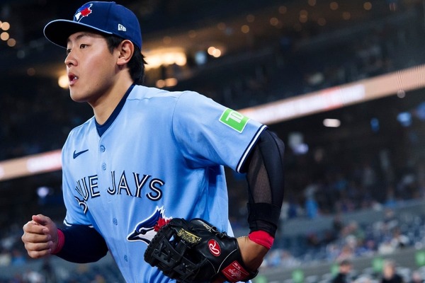 【MLB】岡本和真、一塁守備で162キロの強烈ゴロを好捕　華麗な反転送球“3-6-1”を米記者称賛「これは本当に難しい併殺プレーだ」