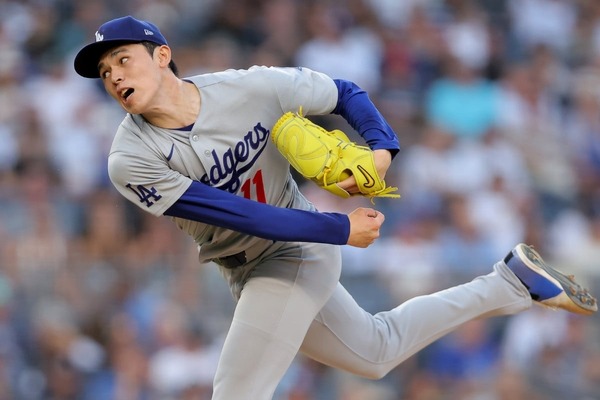 【MLB】佐々木朗希、打者天国で好投も……テオスカーの拙守が招いた「不要な2失点」　“打球判断ミス”に米記者失望「もうパヘスに全部捕らせろ」