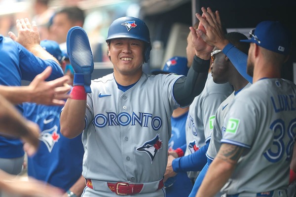 【MLB】岡本和真、ヤ軍スターと見せた二塁打直後の談笑　メジャー1年目から発揮する“愛され力”、敵地でも放つ存在感