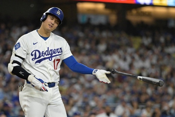 【MLB】大谷翔平、通算7度目の不名誉記録「ゴールデンソンブレロ」　屈辱の1試合4打席連続三振……右腕を気にする様子も