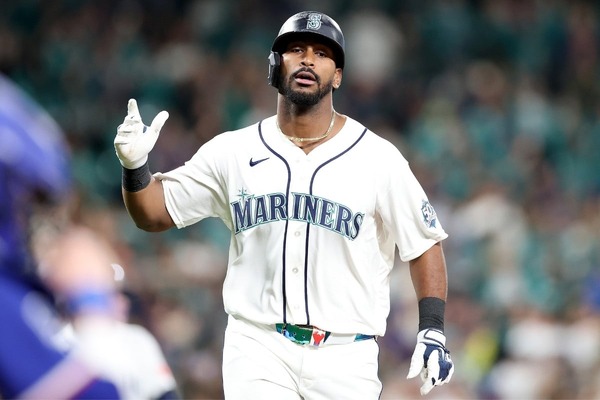 【MLB】「どこに打ったんだ」マリナーズの怪物新人モンテス、驚愕の“今季メジャー最長タイ”145メートル弾　本拠地センター2階席へ着弾