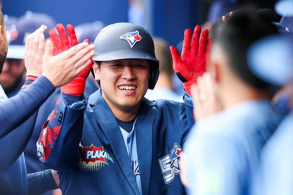 【MLB】ルーキー岡本和真にメジャーの洗礼、新人恒例行事でカウボーイ姿に変身　“絶妙な”カットオフデニムが「文句なしにダサい」「何とも可愛らしい」