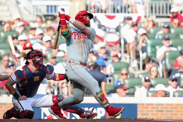 【MLB】「なんてスポーツなんだ」敗退まであと6アウト、シュワーバーとハーパーが連続アーチでフィリーズ勝利　“痛恨の落球”から起死回生の……