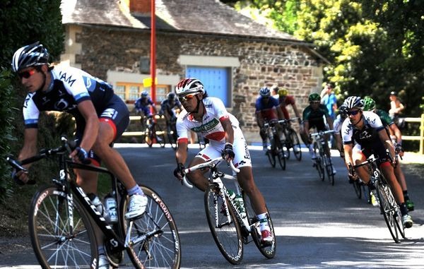 　フランスで行われている4日間のステージレース、ツール・ド・リムザン第3ステージが8月22日に行われ、2年連続の総合優勝をねらう新城幸也（28＝ヨーロッパカー）はコース途中のスプリントポイントでボーナスタイムを獲得し、首位とのタイム差を4秒から3秒に縮めて総合