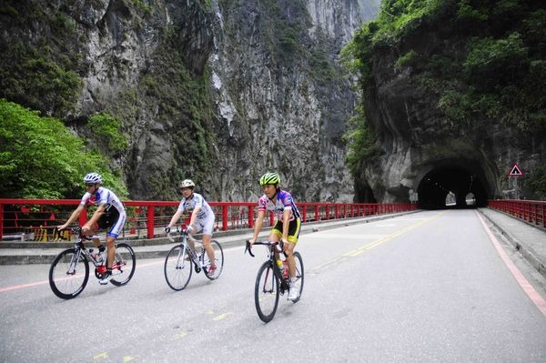 　全長100km、海抜0ｍから標高3275mまで6時間半以内で駆け上がるというヒルクライムレース、「台湾キングオブマウンテン2013」が11月9日に開催され、近畿日本ツーリストがその参加ツアーの募集を開始した。