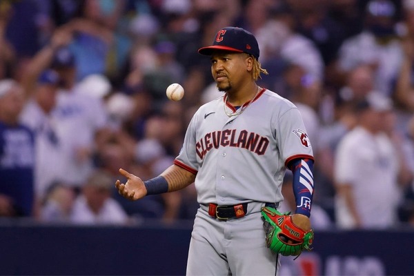 【MLB】「芝生の境目で跳ねた」ラミレス痛恨のトンネルでガーディアンズ敗戦、レイズと1勝1敗に　ア・リーグ優勝決定シリーズ
