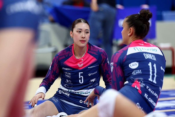 MVP獲得の佐藤淑乃が見せた日本人トリオとの交流　現地メディアは大友美空とともに高評価「重要な役割を担えることを証明」【セリエA女子】