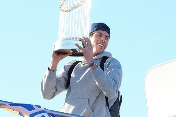 【MLB】ブルワーズが世界一の報告で地元ミルウォーキーに凱旋　優勝トロフィー携え、NFLパッカーズ本拠地を訪問