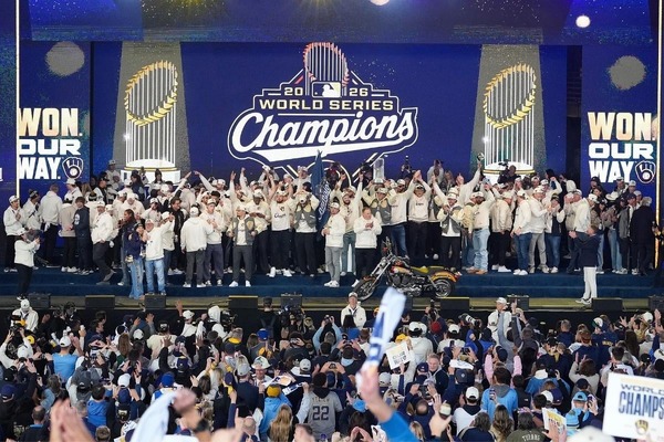 【MLB】ブルワーズの優勝パレードに75万人超、主将イエリッチが感激「永遠に祝おう」　地元ミルウォーキーで球団初の世界一を祝福