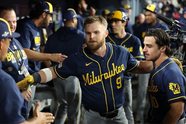 【MLB】ブルワーズの結束を高めた奇妙な“喫煙”ゲン担ぎ「ラリーヒーター」　米記者が明かした世界一の舞台裏