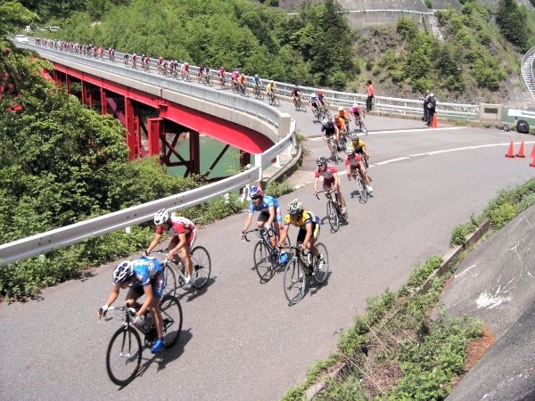 　6月2・3日、長野県木曽郡木祖村 奥木曽湖・味噌川ダム周回コースにて、2007第二十三回全日本学生選手権個人ロードレース大会が行われた。麻疹の流行で明治大学チームが全員欠場となり、男子139名、女子12名が出走した。