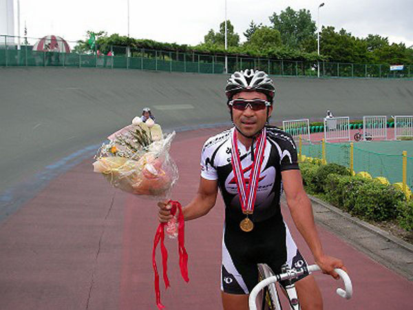 　第41回 全日本実業団西日本自転車競技大会が6月2、3日に関西サイクルスポーツセンターで開催され、ポイントレースで飯島誠（36＝ブリヂストン・アンカー）が優勝した。
　同チームとして実業団トラック大会に参加するのは実に７～８年ぶり。以前は、ロード選手もトラ