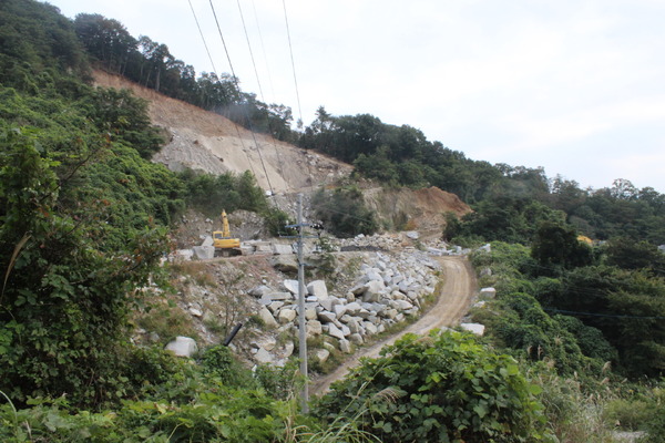 下山中に見た石切場。山が切り開かれていく姿を見て、何となく寂しい気持ちになる。