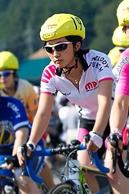 　女子自転車チームのレディーゴージャパンに10月15日付けで若松陽子がサテライト選手として加入することとなった。陸上競技・水泳をこなしていた過去のスポーツ競技活動歴の考査などを経て同チームに合格。