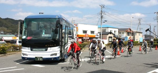 　国際興業グループが運行する「サイクリングバスツアー」は景色のよい場所だけサイクリングを楽しむことで人気だが、この冬は比較的温暖な房総半島南部を訪れる。コースは道の駅「鴨川オーシャンパーク」をスタートする海沿いの58.8km。傾斜が緩いため初心者でも参加で