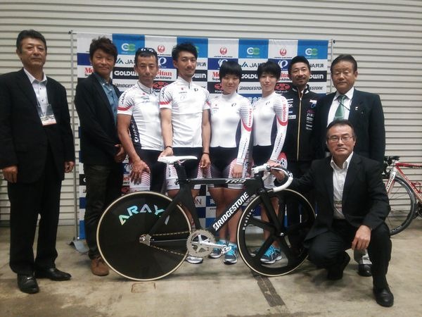 　2016年のリオデジャネイロオリンピックを見すえて、日本自転車競技連盟が新しいナショナルジャージを制作。千葉市の幕張メッセで開催されている自転車見本市のサイクルモードインターナショナルで11月4日に発表した。