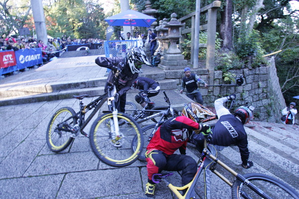 井手川直樹がレッドブル・ホーリーライドを制す　京都・石清水八幡宮を爆走