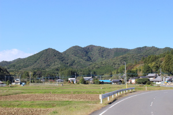 まさに「里山」といった山容の鶏足山。のどかの景観が心をなごませてくれる。