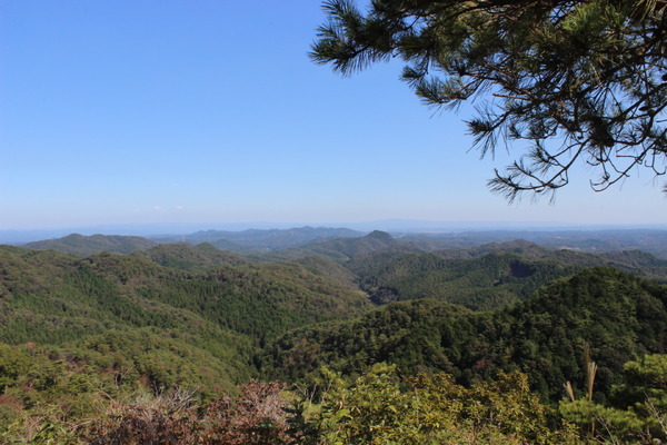 山頂は見晴らしがいい。この日は快晴で、遠くの山まで見渡せた。