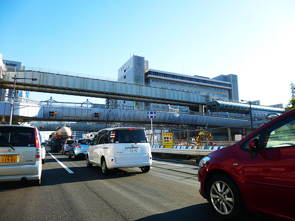 千葉街道（国道14号）の上を行く千葉モノレール（11月30日、千葉モノレール実証実験「サイクル＆モノレール」）