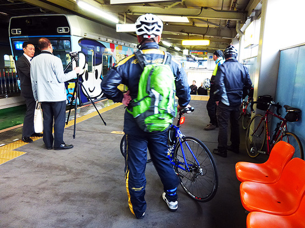 モノレール乗り場で列車を待つ参加者たち（11月30日、千葉モノレール実証実験「サイクル＆モノレール」）