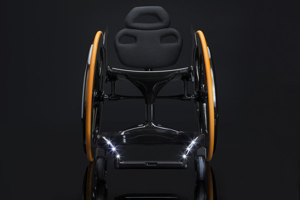 セクシーで魅力的なカーボン製の車椅子「カーボンブラック」