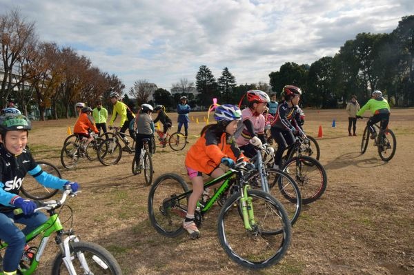 　ジュニア層の自転車操縦技術向上を図っている東京都自転車競技連盟普及委員会が、12月8日に東京・小平のブリヂストン東京工場内の運動広場で子供向けシクロクロス教室を行なった。