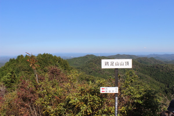 鶏足山山頂。見晴らしは最高。山頂からは茨城県北部の山、同じく南部の山、そして、栃木県の那須連峰や日光連山の姿が見える。