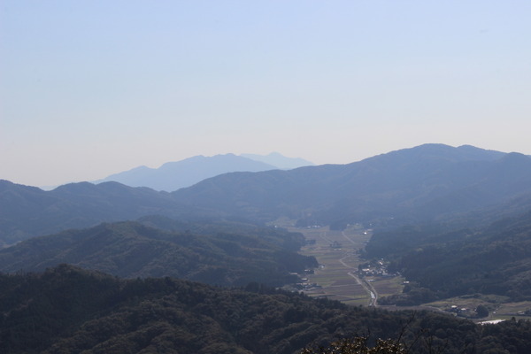 焼森山山頂から南方をのぞむ。遠くに見えるのは筑波山。