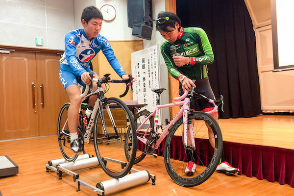 新城幸也が高校生に実技指導。